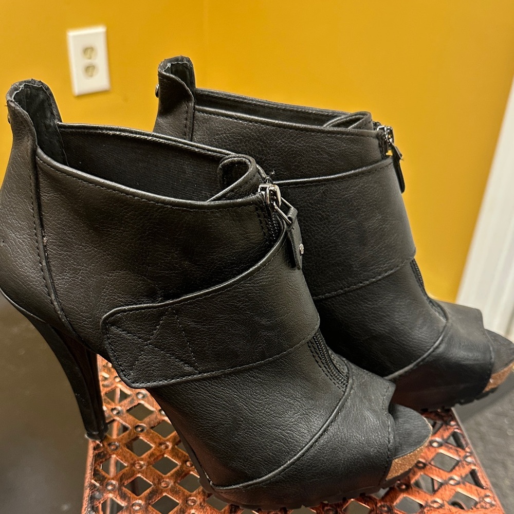 🖤 Vera Wang Black Heeled Boot! 🖤 Size 9.5! Best Offer Accepted! - Picture 5 of 5